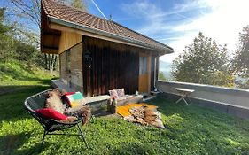 Jolie Cabane Avec Jacuzzi Pour Les Amoureux De La Nature