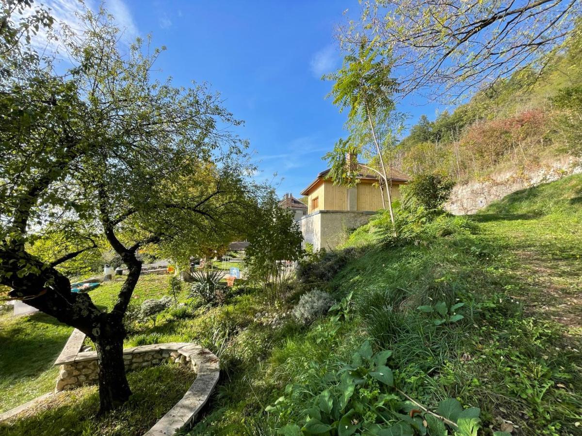 Jolie Cabane Avec Jacuzzi Pour Les Amoureux De La Nature Tullins Extérieur photo