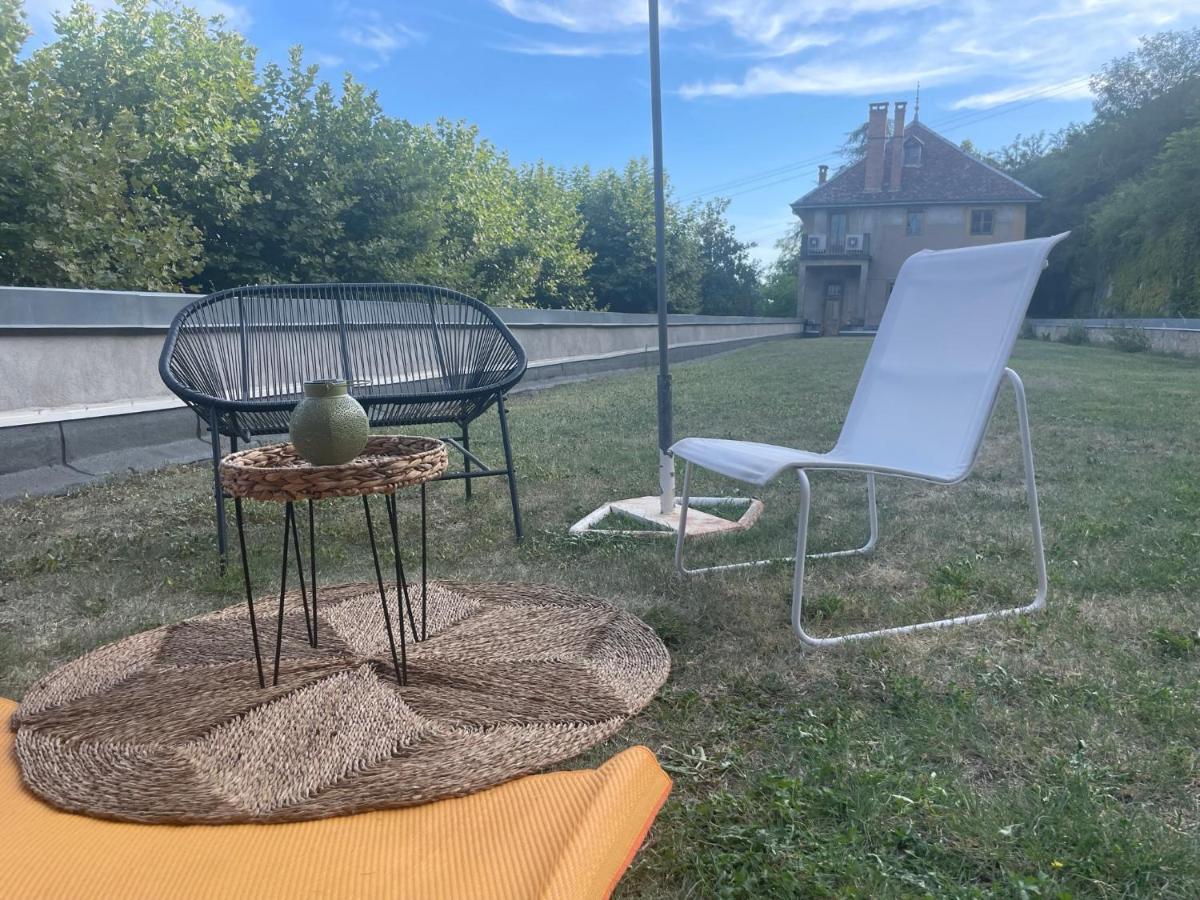 Jolie Cabane Avec Jacuzzi Pour Les Amoureux De La Nature Tullins Extérieur photo